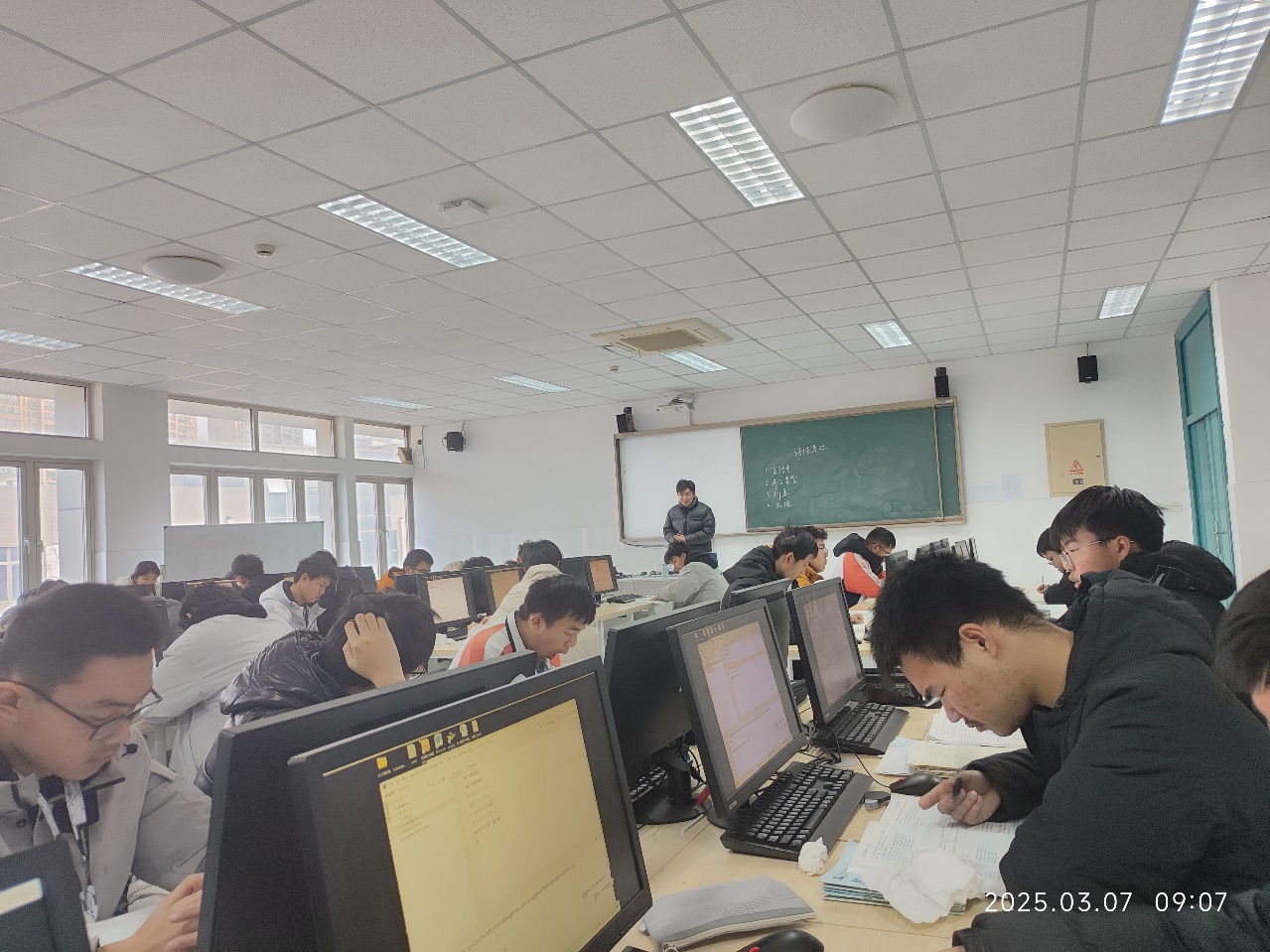 电脑的人AI 生成的内容可能不正确。,图片包含 人, 男人, 笔记本, 狗AI 生成的内容可能不正确。