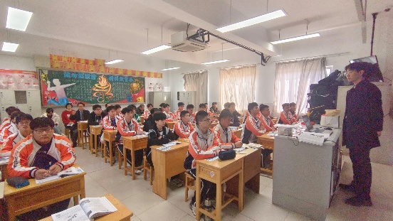 一群人在房间里的桌子前AI 生成的内容可能不正确。