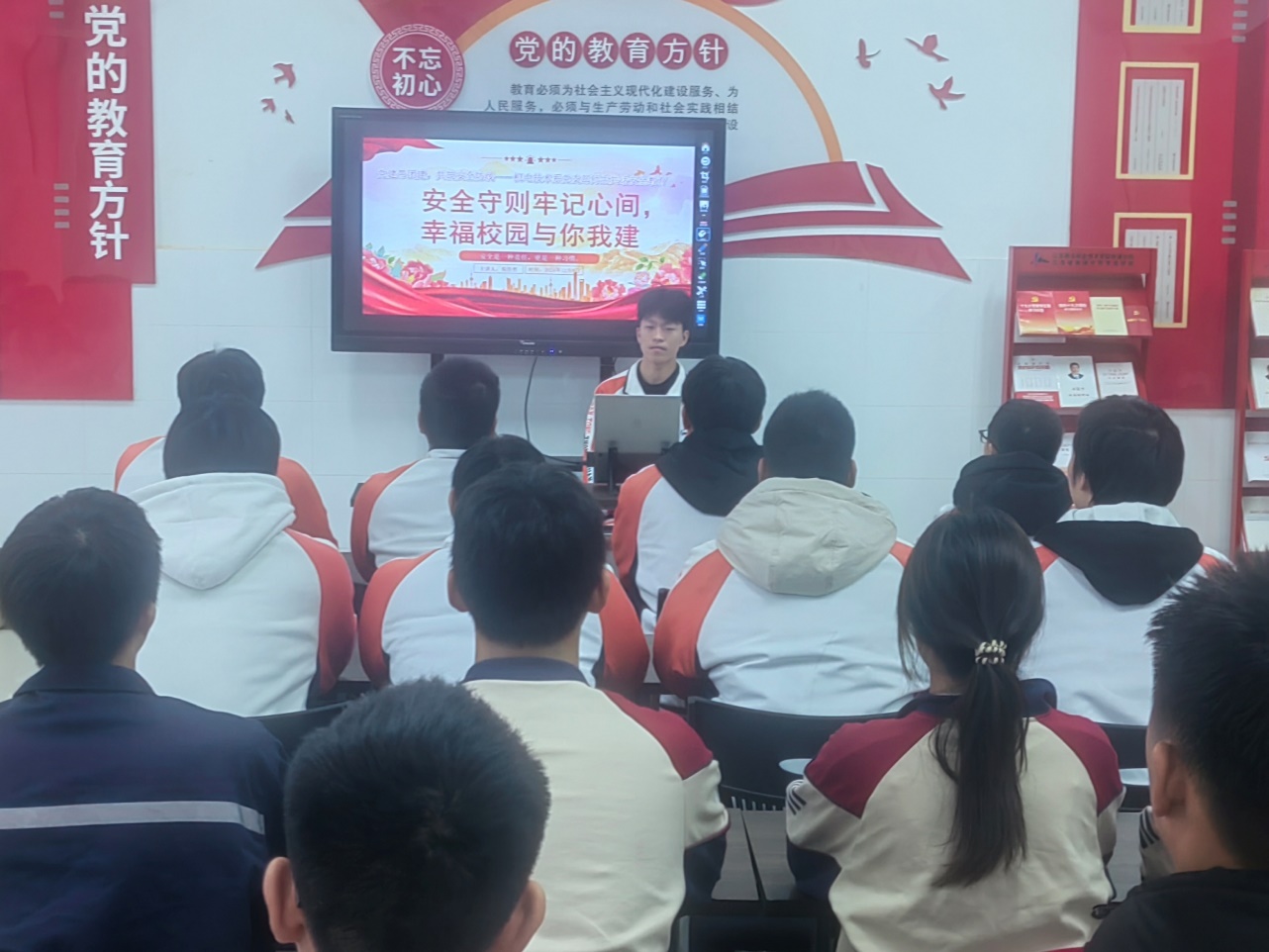 一群人在台上演讲描述已自动生成 一群人在台上演讲描述已自动生成